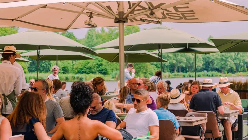 Lunchen aan het water met je hond bij Lake House Rotterdam