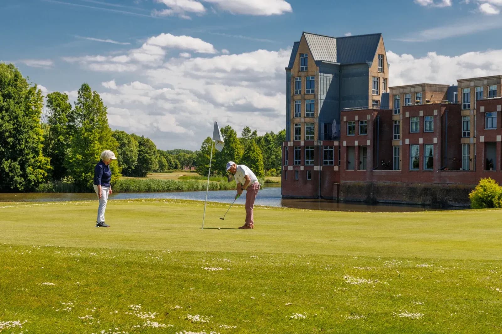Golfen met je hond tussen de woonkastelen bij De Haverleij