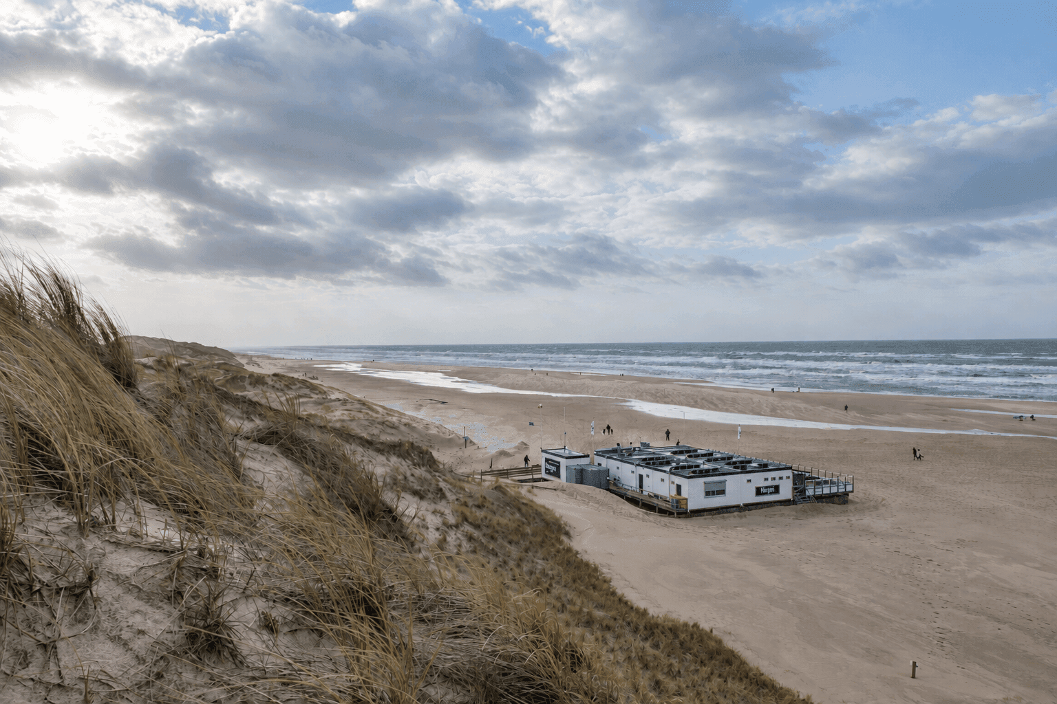 Strand Hargen aan Zee: rust en ruimte tussen de duinen