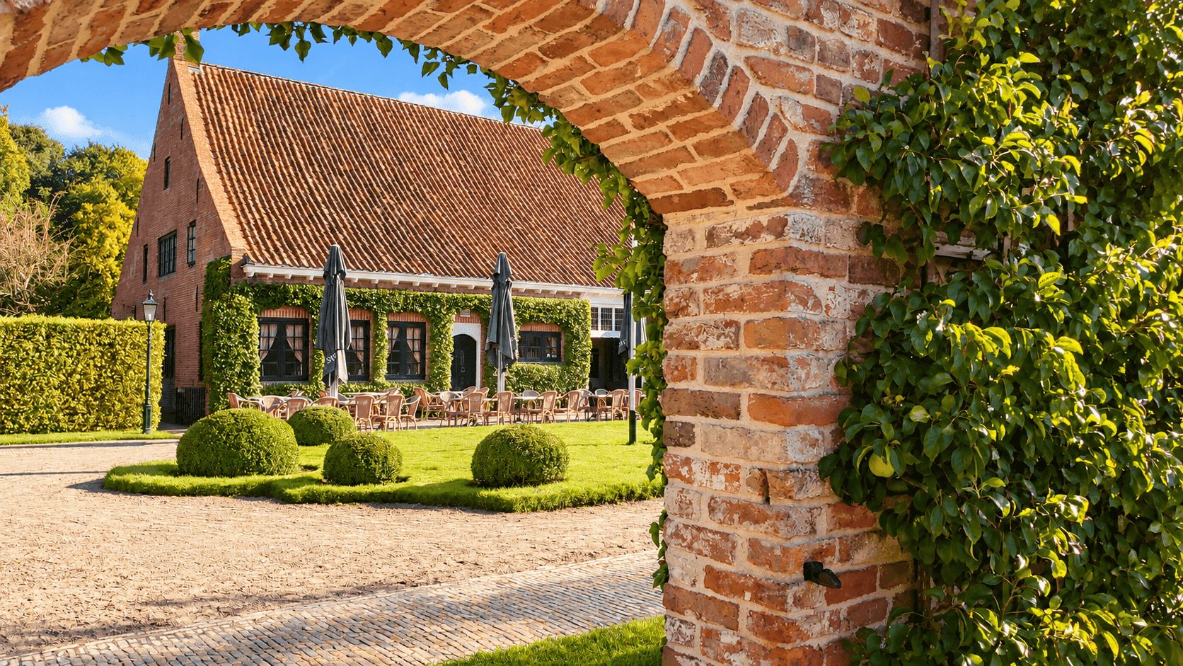 Schathoes van de Menkemaborg met hond: eten op een historische plek
