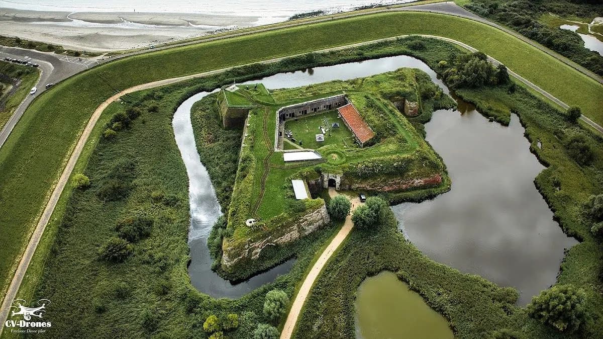 Bos, kreken en strand bij Fort Rammekens